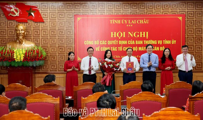 Đồng chí Nguyễn Tuấn Anh - Ủy viên dự khuyết Ban Chấp hành Trung ương Đảng, Phó Bí thư Thường trực Tỉnh ủy trao quyết định, tặng hoa chúc mừng Đảng bộ HĐND tỉnh trực thuộc Tỉnh uỷ. 