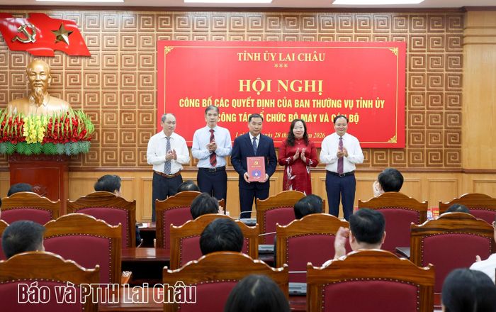 Đồng chí Lê Minh Ngân - Bí thư Tỉnh ủy, Chủ tịch HĐND tỉnh trao Quyết định thí điểm thành lập Đảng bộ MTTQ, các đoàn thể tỉnh trực thuộc Tỉnh uỷ Lai Châu. 