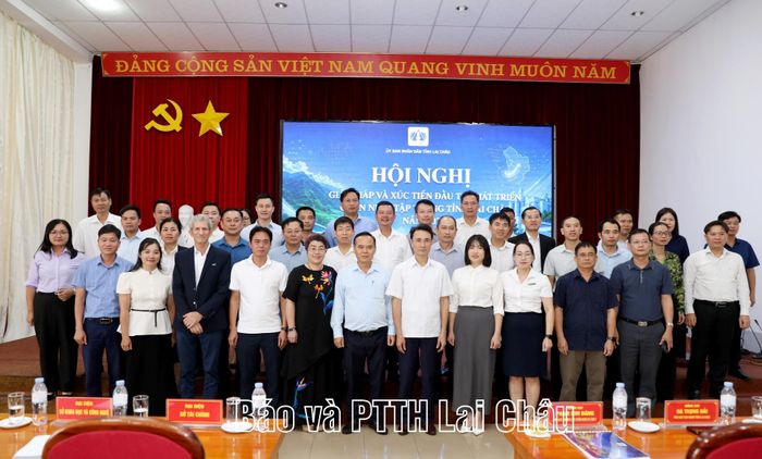 Các đại biểu chụp ảnh lưu niệm.