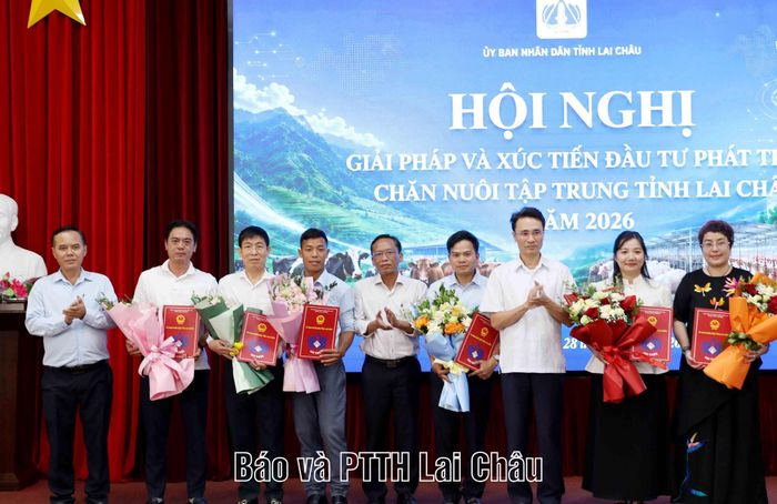 Lãnh đạo UBND tỉnh, Cục Chăn nuôi và Thú y và Sở Nông nghiệp và Môi trường trao quyết định chấp thuận chủ trương đầu tư và biên bản ghi nhớ hợp tác cho các nhà đầu tư trên địa bàn tỉnh.