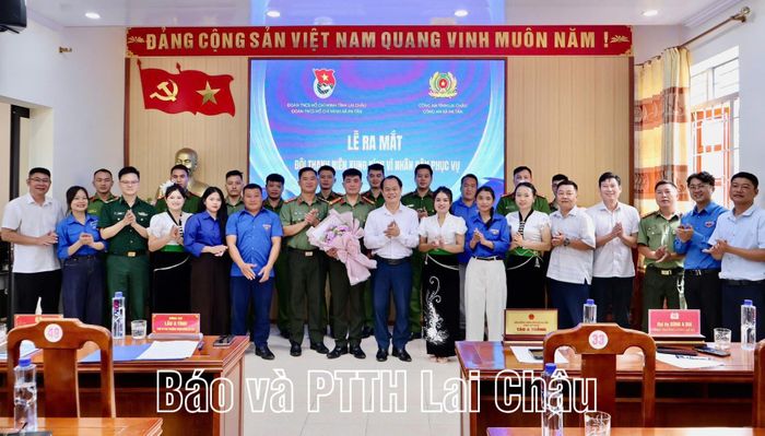 Đại diện lãnh đạo Thường trực Đảng uỷ, HĐND, UBND xã Pa Tần cùng Ban Thanh niên Công an tỉnh tặng hoa chúc mừng Đội Thanh niên xung kích vì nhân dân phục vụ.