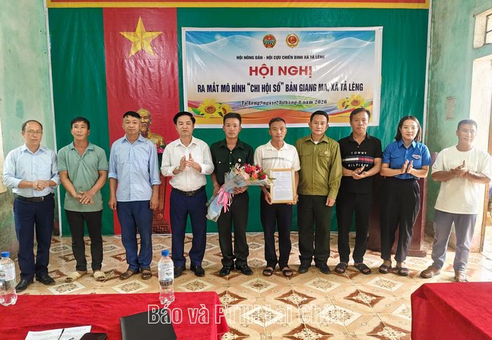 Lãnh đạo xã Tả Lèng trao quyết định cho Ban Chủ nhiệm mô hình "Chi hội số" bản Giang Ma.