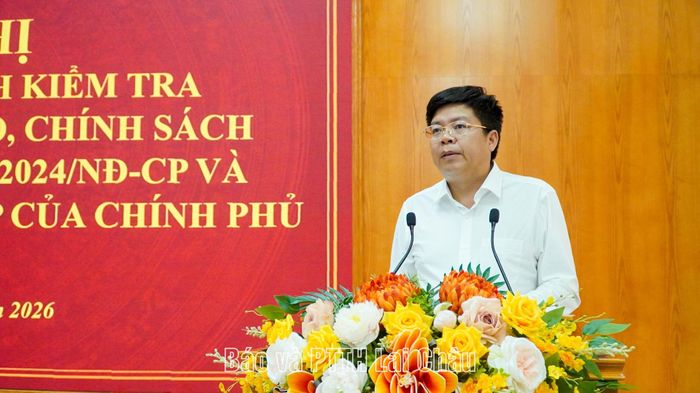 Đồng chí Lò Văn Hương - Giám đốc Sở Nội vụ phát biểu kết luận hội nghị.
