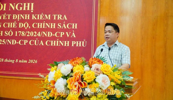 Đồng chí Trần Việt Thắng - Phó Giám đốc Sở Nội vụ công bố quyết định kiểm tra.