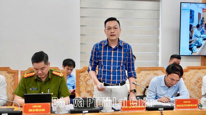 Lãnh đạo Báo và Phát thanh, Truyền hình Lai Châu phát biểu ý kiến tại cuộc họp.