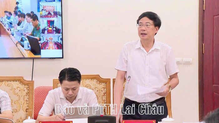 Giám đốc Sở Giáo dục và Đào tạo Mạc Quang Dũng báo cáo tại cuộc họp.