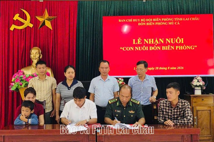 Trung tá Đinh Danh Cẩn – Chính trị viên Đồn Biên phòng Mù Cả và đồng chí Hà Đình Nhuận - Phó Chủ tịch UBND xã Mù Cả ký biên bản xác nhận trước sự chứng kiến của 2 gia đình và các đại biểu.