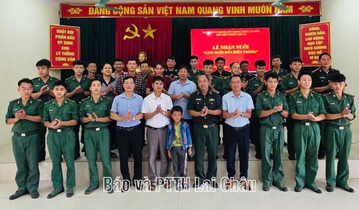 Cấp ủy, chính quyền địa phương, nhà trường, gia đình và cán bộ, chiến sĩ Đồn Biên phòng Mù Cả chụp ảnh lưu niệm.
