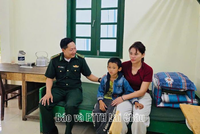 Chiến sĩ Đồn Biên phòng Mù Cả thăm hỏi, động viên gia đình em Lùng Đức Duy - một trong hai học sinh được đơn vị nhận nuôi.