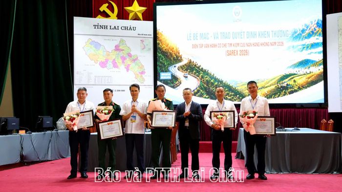 Các tập thể, cá nhân được khen thưởng trong cuộc diễn tập.