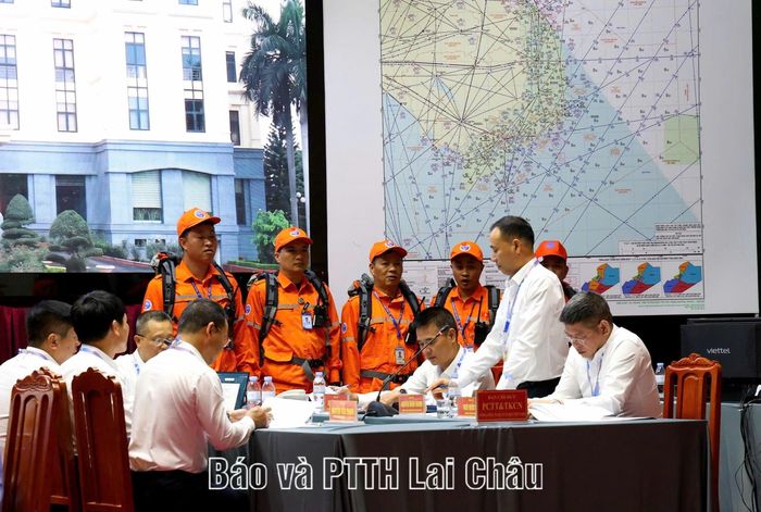 Tình huống giả định, các lực lượng tìm kiếm nhận nhiệm vụ.