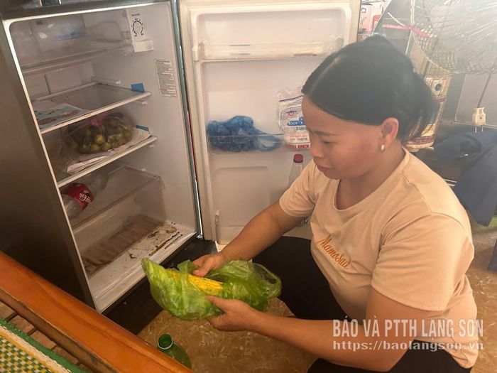 Người dân khối Yên Hạ, phường Đông Kinh kiểm tra, phân loại thực phẩm sau khi nước lũ rút