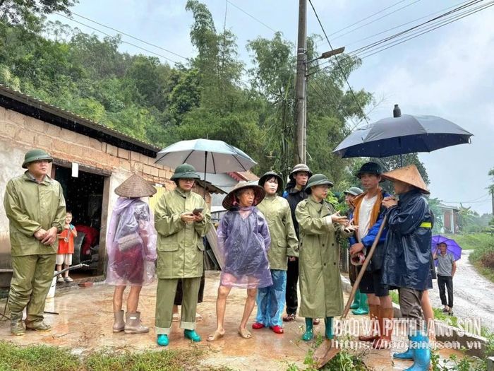 Lãnh đạo xã Lợi Bác kiểm tra tình hình thiệt hại do ảnh hưởng của bão số 4 tại các thôn trên địa bàn