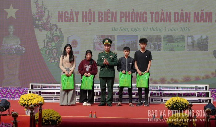 Lãnh đạo Đồn Biên phòng Ba Sơn trao quà cho các em học sinh thuộc dự án "Cán bộ, chiến sĩ Quân đội nâng bước em tới trường"