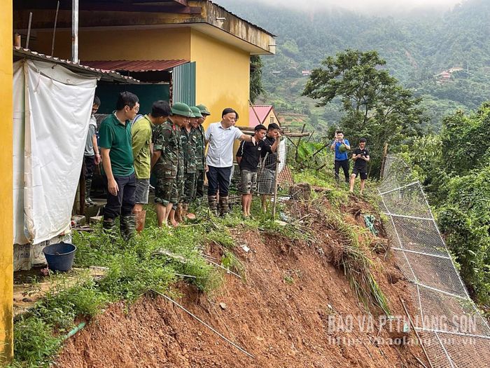 Chính quyền xã Công Sơn và các lực lượng chức năng khảo sát phương án khắc phục thiệt hại tại Trường Phổ thông dân tộc bán Trú Tiểu học và THCS Công Sơn