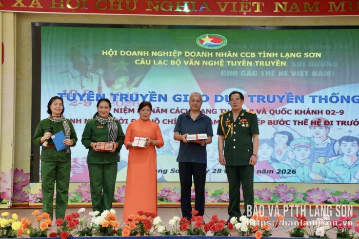 Đại diện Hội Doanh nghiệp doanh nhân CCB tỉnh trao tặng sách, truyện cho thư viện nhà trường