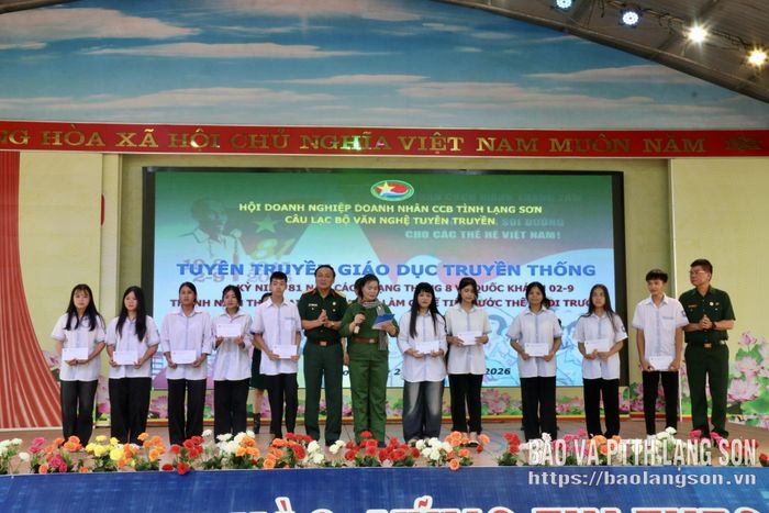 Đại diện Hội Doanh nghiệp doanh nhân CCB trao quà cho các em học sinh vượt khó học giỏi của trường