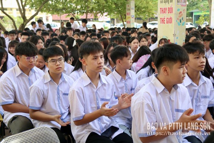 Các em học sinh tham dự chương trình