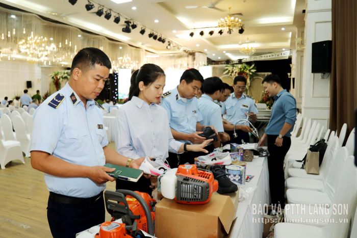Các đại biểu tìm hiểu sản phẩm hàng thật, hàng giả được trưng bày tại hội thảo