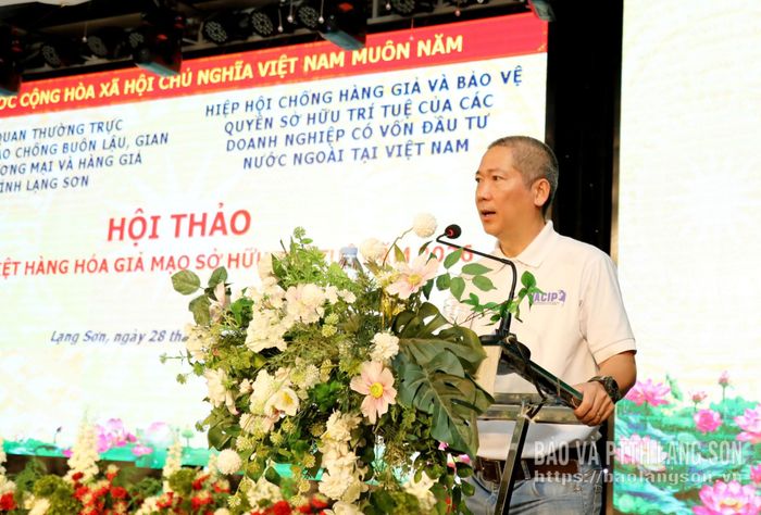 Lãnh đạo Hiệp hội Chống hàng giả và bảo vệ quyền sở hữu trí tuệ của các doanh nghiệp có vốn đầu tư nước ngoài tại Việt Nam phát biểu tại hội thảo