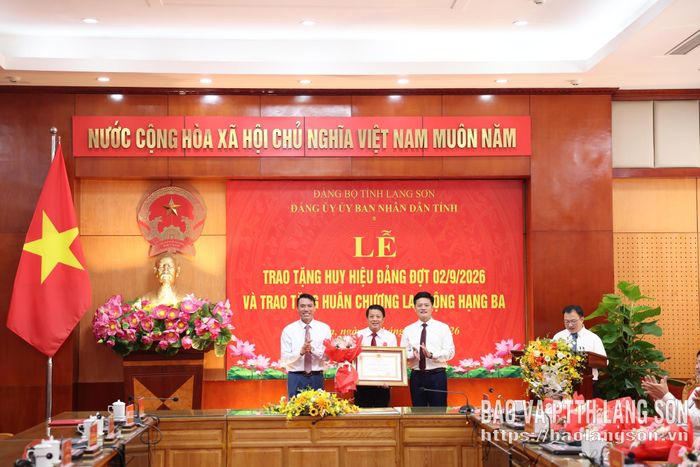 Lãnh đạo Đảng ủy UBND tỉnh trao Huân chương Lao động hạng Ba và tặng hoa chúc mừng đồng chí Nguyễn Quang Tuấn