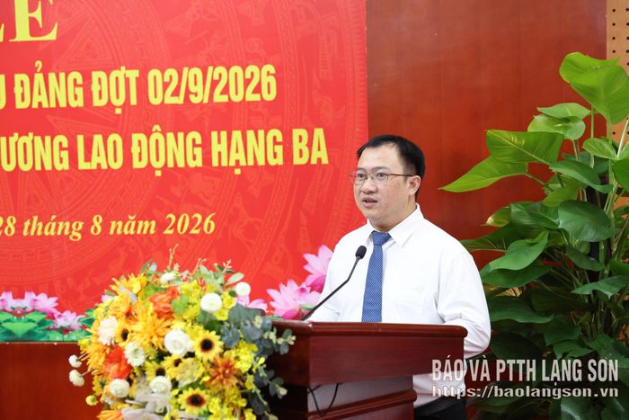 Lãnh đạo Ban Xây dựng Đảng Đảng ủy UBND tỉnh công bố quyết định tại buổi lễ