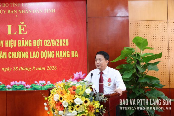 Đồng chí Nguyễn Quang Tuấn, nguyên Ủy viên Ban Chấp hành Đảng bộ tỉnh, nguyên Phó Bí thư chuyên trách Đảng ủy UBND phát biểu tại buổi lễ