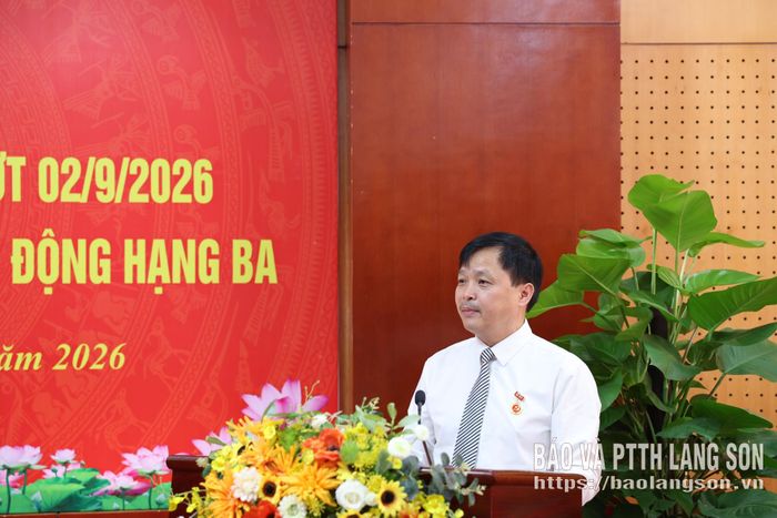 Đại diện đảng viên nhận Huy hiệu Đảng phát biểu tại buổi lễ