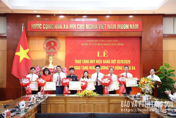 Lãnh đạo Đảng ủy UBND tỉnh trao tặng Huy hiệu Đảng và tặng hoa chúc mừng các đảng viên