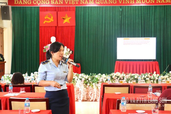 Báo cáo viên truyền đạt một số nội dung liên quan tại hội nghị