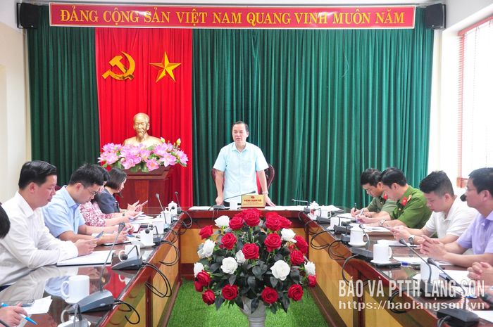 Đồng chí Phùng Quang Hội, Ủy viên Ban Thường vụ Tỉnh ủy, Bí thư Đảng ủy, Chủ tịch HĐND phường Đông Kinh phát biểu tại buổi kiểm tra