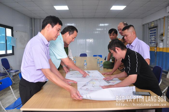 Đại diện nhà đầu tư dự án và các đơn vị liên quan báo cáo tiến độ GPMB Dự án Khu đô thị Green Garden