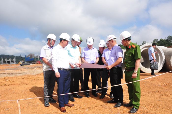 Đồng chí Phùng Quang Hội, Ủy viên Ban Thường vụ Tỉnh ủy, Bí thư Đảng ủy, Chủ tịch HĐND phường Đông Kinh kiểm tra thực tế tại Dự án Khu đô thị Green Garden