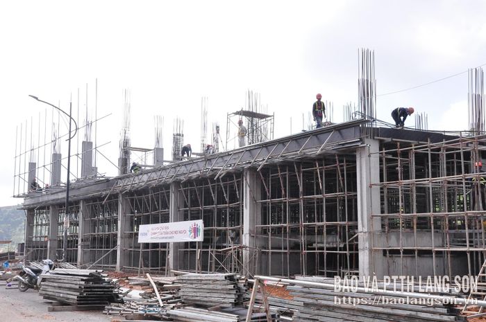 Công nhân thi công các hạng mục thuộc dự án