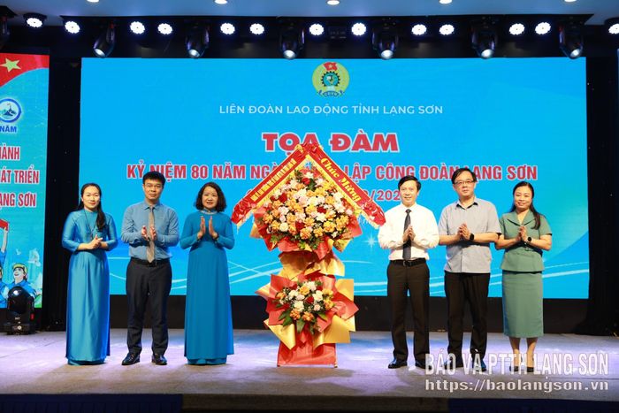 Lãnh đạo Ủy ban MTTQ Việt Nam tỉnh tặng hoa chúc mừng Liên đoàn Lao động tỉnh