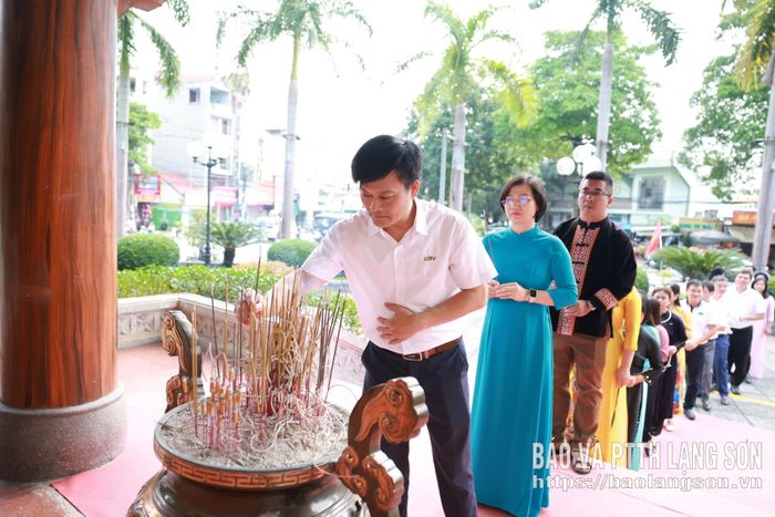Đồng chí Phó Giám đốc Báo và PTTH Lạng Sơn và các đại biểu dâng hương tại Khuôn viên lưu niệm Chủ tịch Hồ Chí Minh