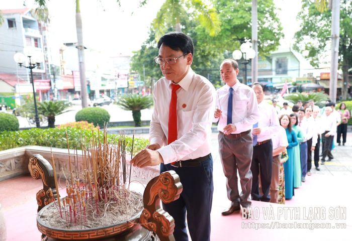 Đồng chí Bí thư Đảng ủy, Giám đốc Báo và PTTH Lạng Sơn và các đại biểu dâng hương tại Khuôn viên lưu niệm Chủ tịch Hồ Chí Minh