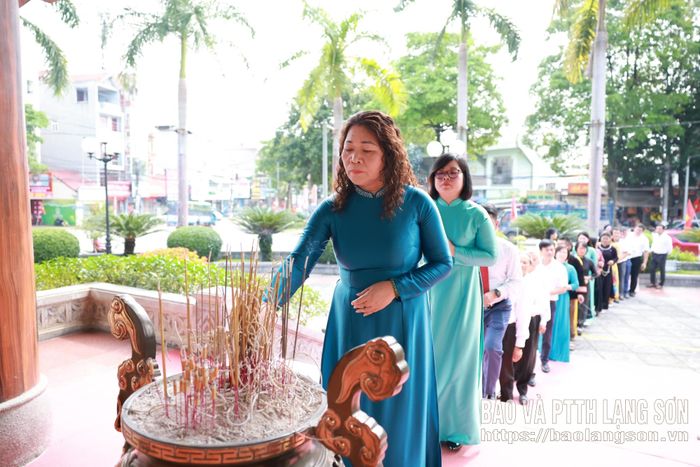 Đồng chí Phó Giám đốc Báo và PTTH Lạng Sơn và các đại biểu  và các đại biểu dâng hương tại Khuôn viên lưu niệm Chủ tịch Hồ Chí Minh