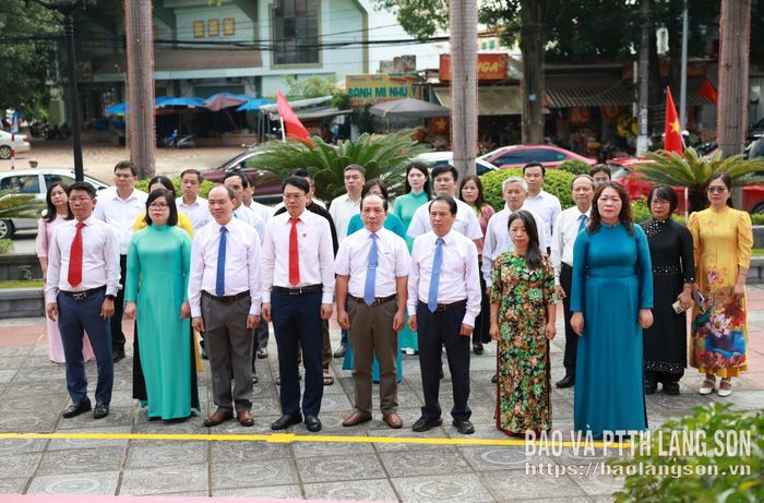 Các đại biểu dâng hương tại Khuôn viên lưu niệm Chủ tịch Hồ Chí Minh