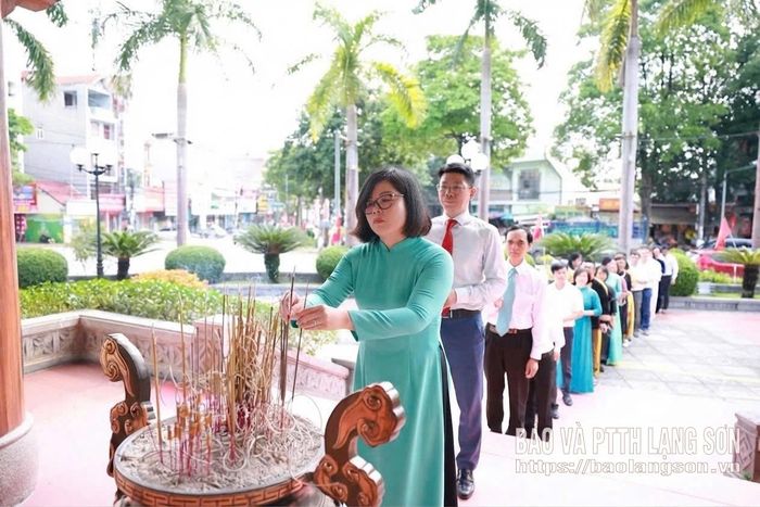Các đại biểu dâng hương tại Khuôn viên lưu niệm Chủ tịch Hồ Chí Minh