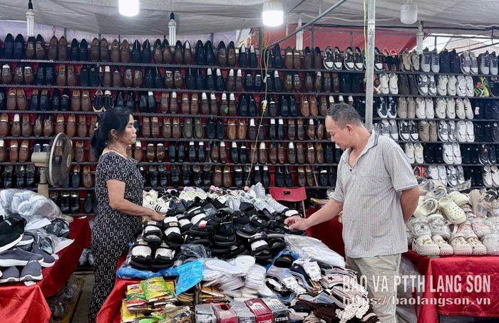 Người dân lựa chọn, mua sắm sản phẩm tại hội chợ