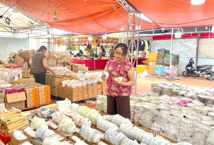 Người dân lựa chọn, mua sắm sản phẩm tại hội chợ