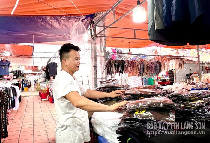 Người bán hàng sắp xếp, trưng bày hàng hóa tại hội chợ