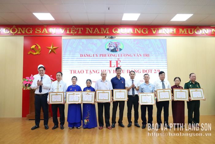 Các đảng viên nhận Huy hiệu 35 năm tuổi Đảng