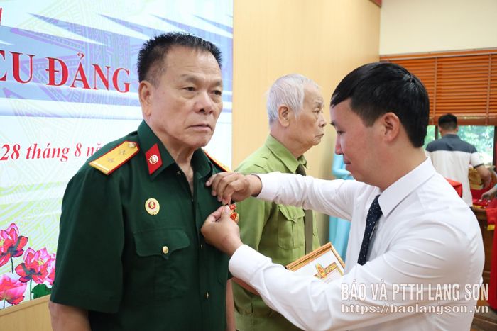 Lãnh đạo Đảng ủy phường trao Huy hiệu 55 năm tuổi Đảng cho đảng viên