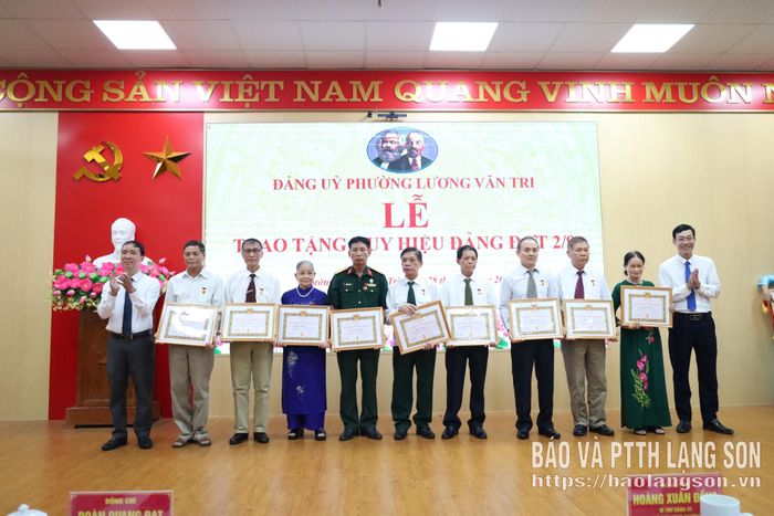Các đảng viên nhận Huy hiệu 40 năm tuổi Đảng