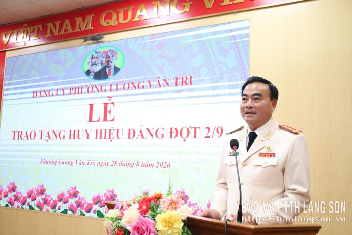 Đại diện các đảng viên được nhận Huy hiệu Đảng phát biểu tại buổi lễ