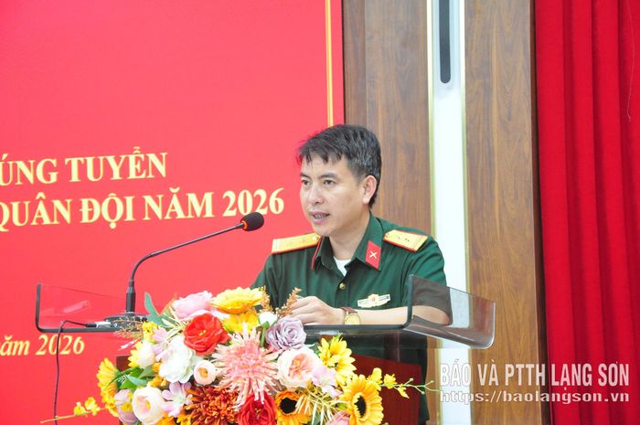Lãnh đạo Ban Chỉ huy Quân sự phường Đông Kinh phát biểu chúc mừng tại buổi gặp mặt