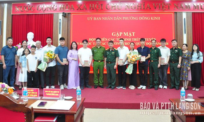 Lãnh đạo các đơn vị liên quan phường Đông Kinh chụp ảnh lưu niệm cùng các thí sinh trúng tuyển và gia đình