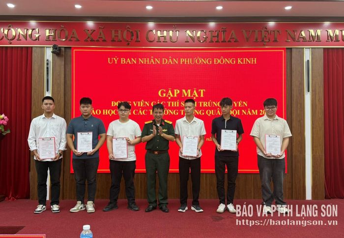 Lãnh đạo Ban Chỉ huy Quân sự phường Đông Kinh trao thông báo trúng tuyển cho các thí sinh